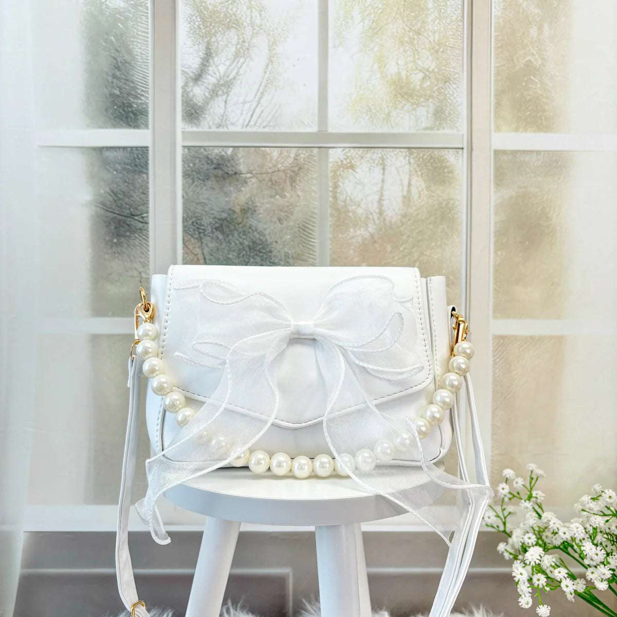 WHITE BOW BAG WITH PEARL HANDLE